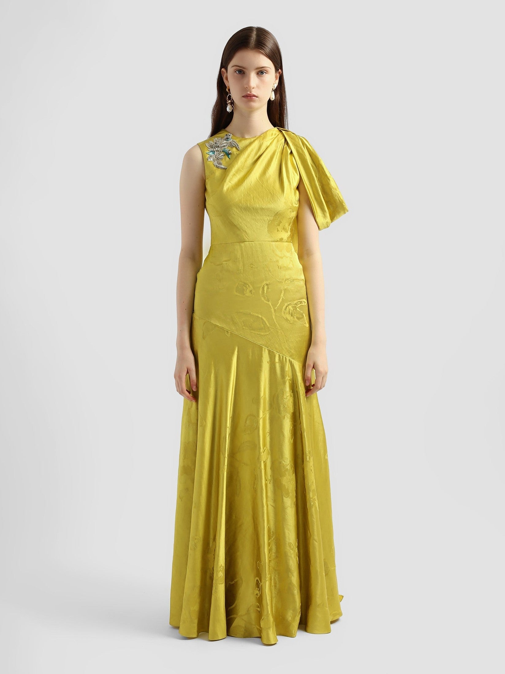 Sleeveless w. drape shoulder detail gown