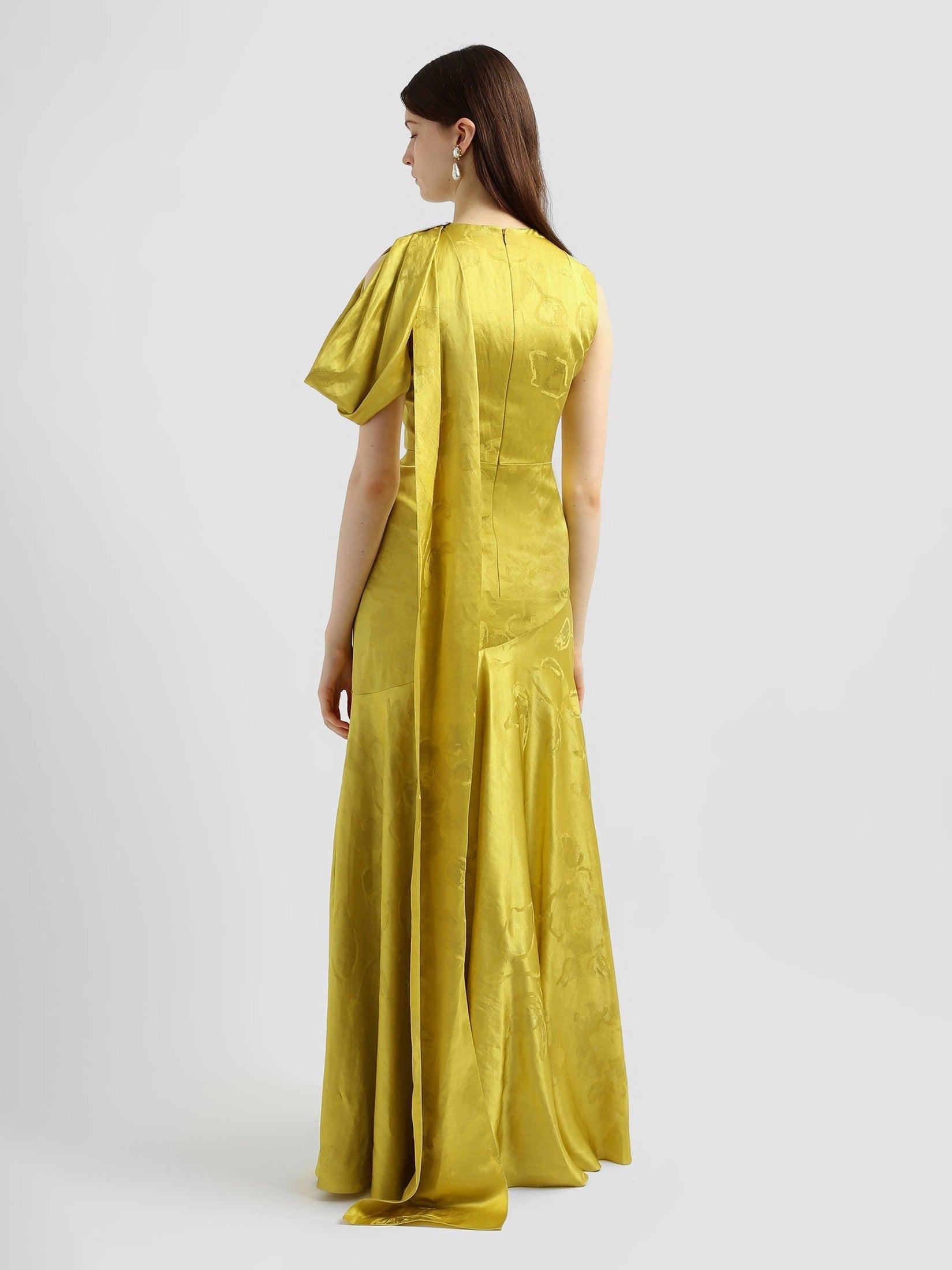 Sleeveless w. drape shoulder detail gown