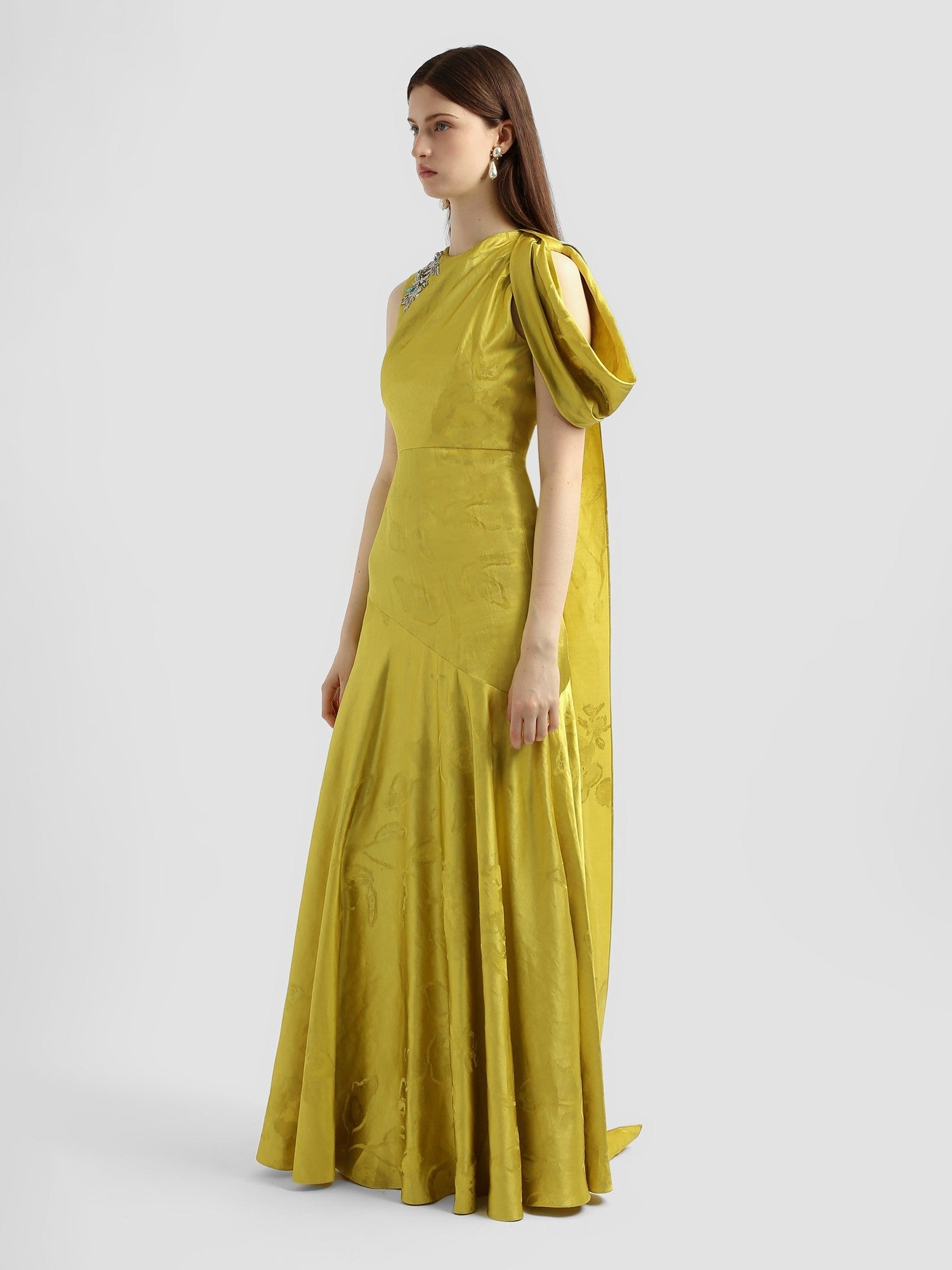 Sleeveless w. drape shoulder detail gown