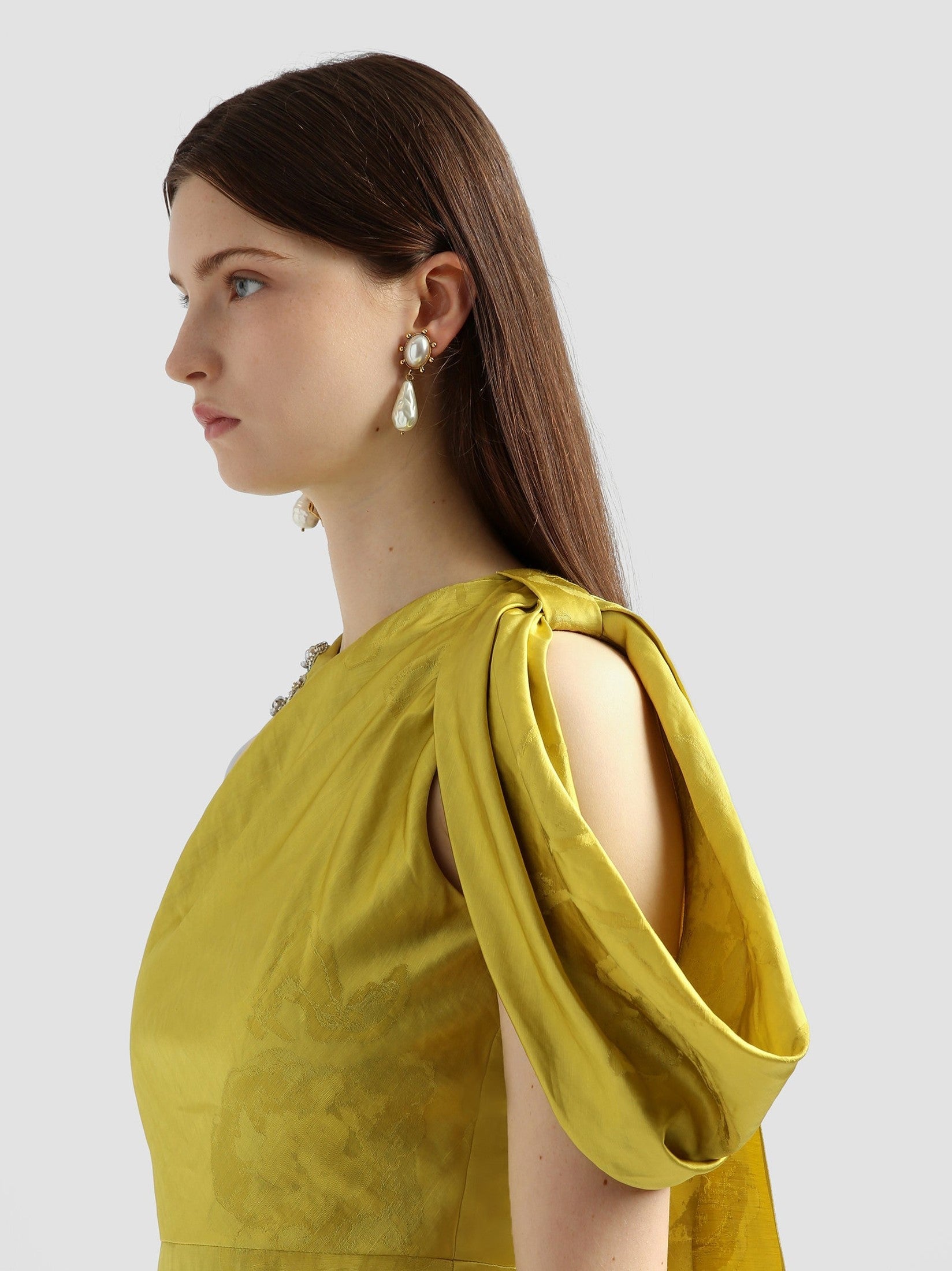 Sleeveless w. drape shoulder detail gown