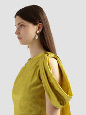 Sleeveless w. drape shoulder detail gown