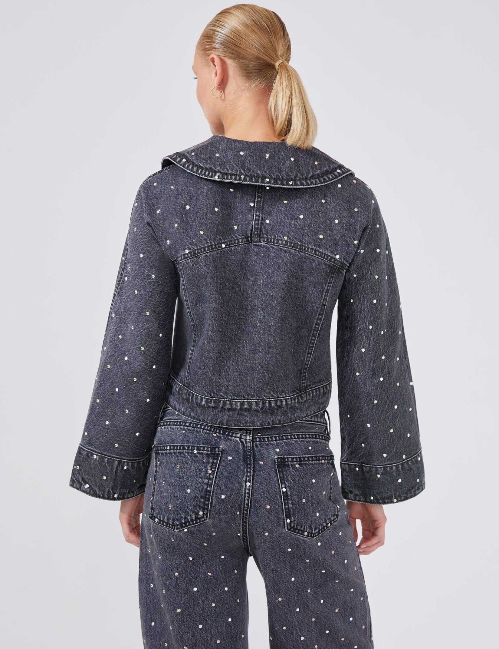 STATEMENTCOLLARWIDESLEEVESTUDDEDDENIMJACKET_SS24-01056-DM-JC-BLK_ACIDWASH_2665_1800x_83bf9e6c-6f16-40ce-9e3e-13a5aadcd8f1.jpg