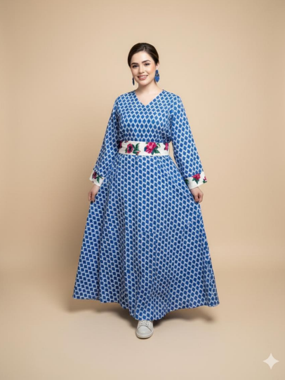 Indigo diamond-patterned kaftan with a floral white chiffon belt