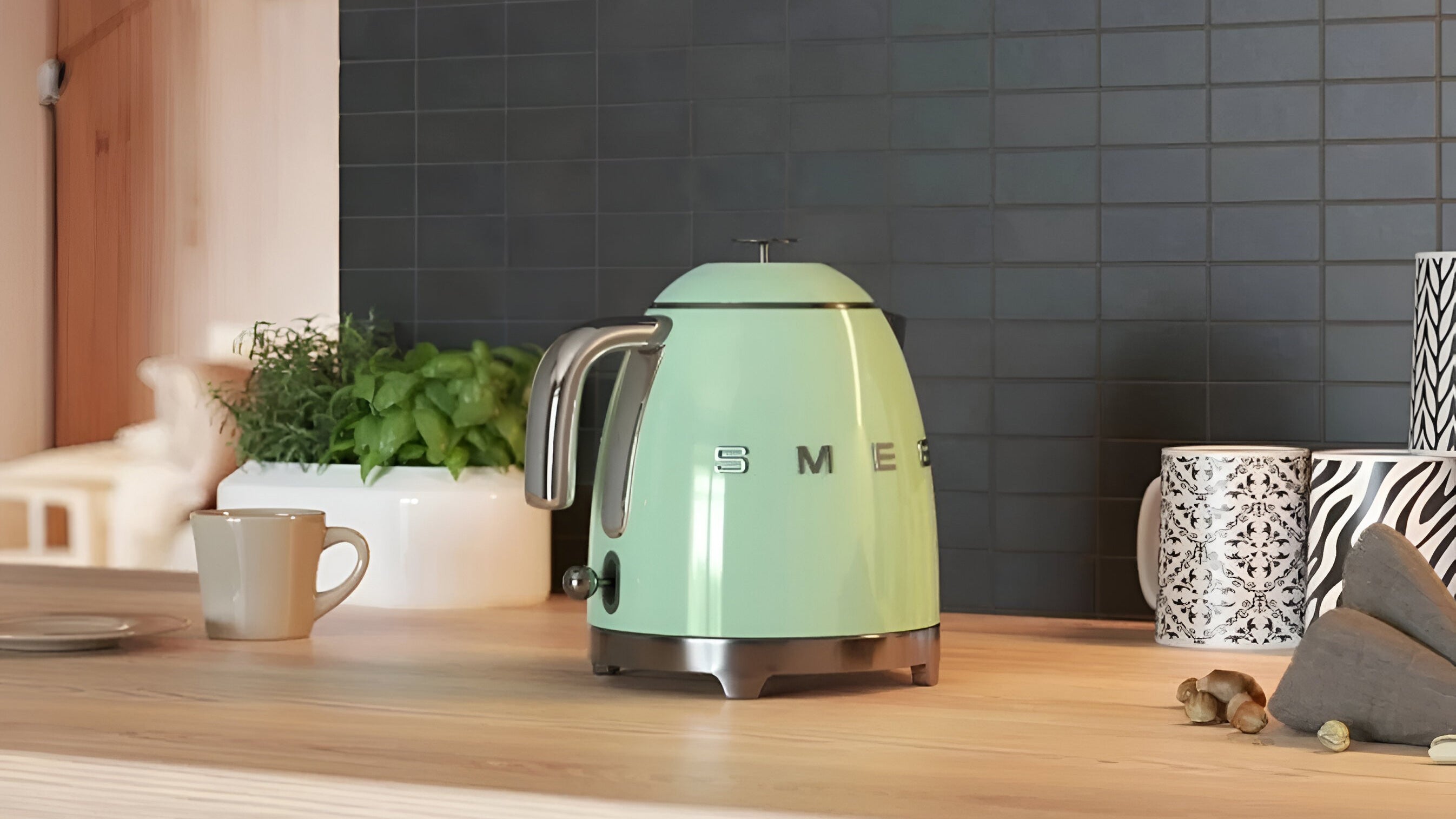 Smeg_Mint_mini_kettle_04.jpg