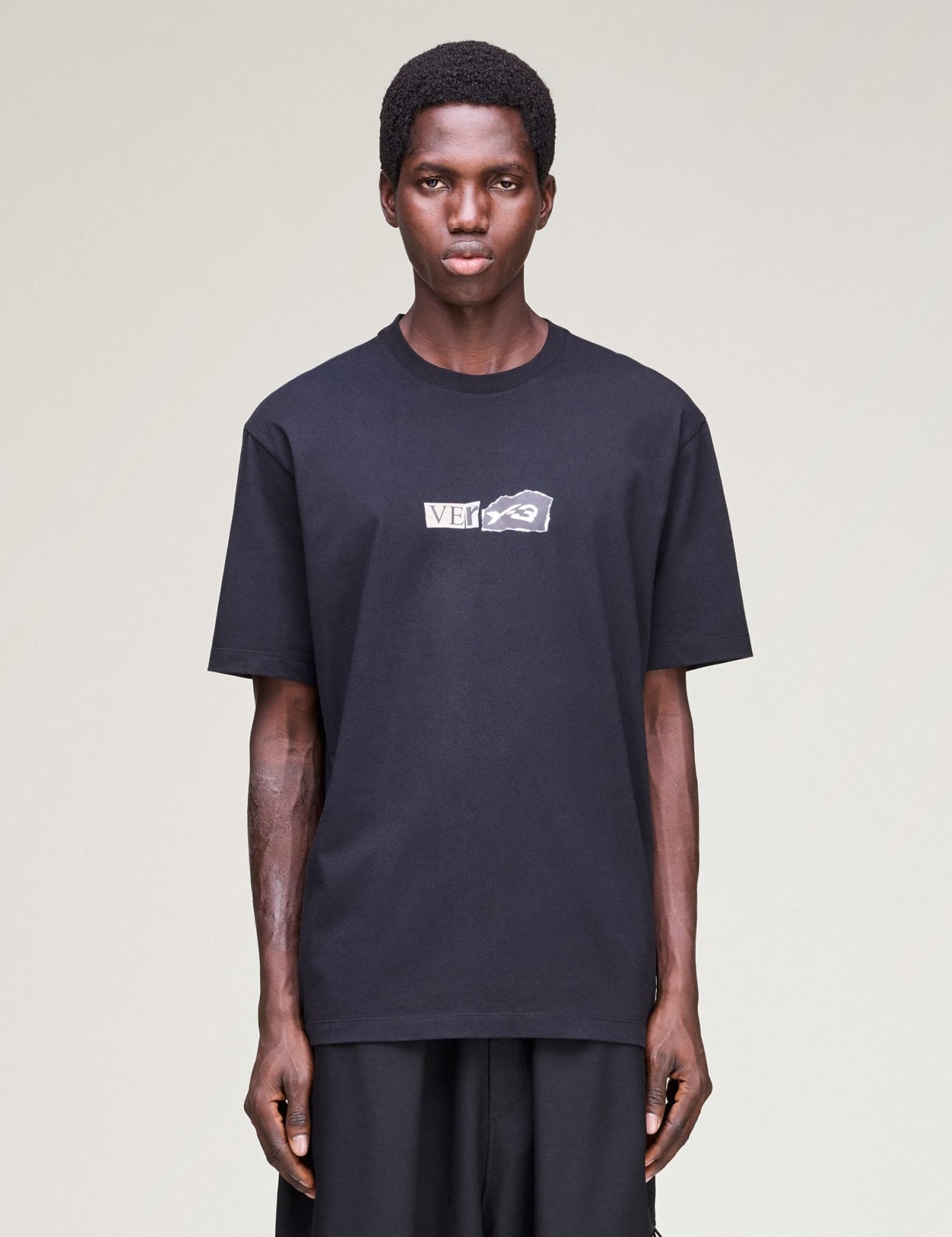 Y-3_GFX_SHORT_SLEEVE_TEE_Black_KQ9750_21_model.jpg
