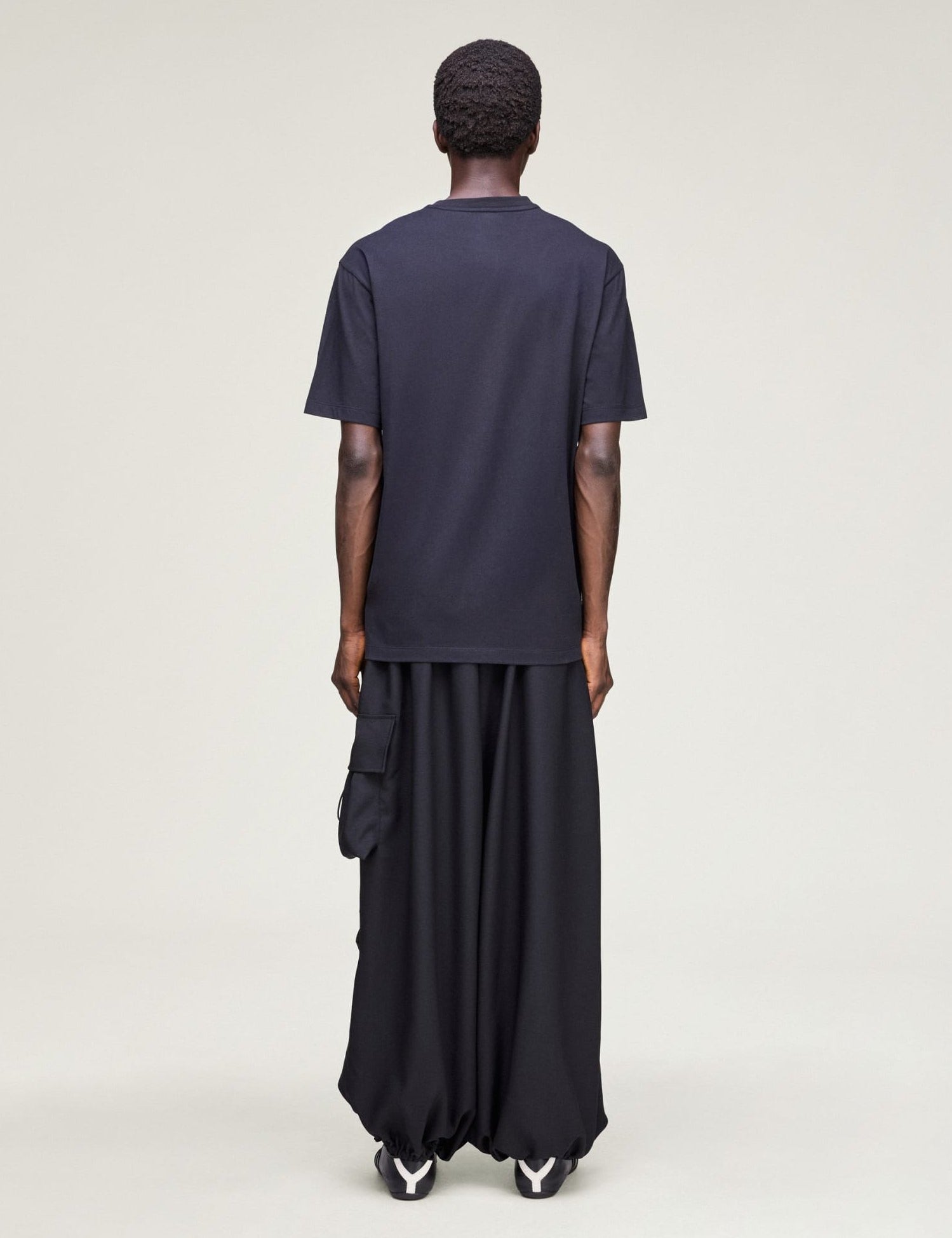 Y-3_GFX_SHORT_SLEEVE_TEE_Black_KQ9750_23_hover_model.jpg
