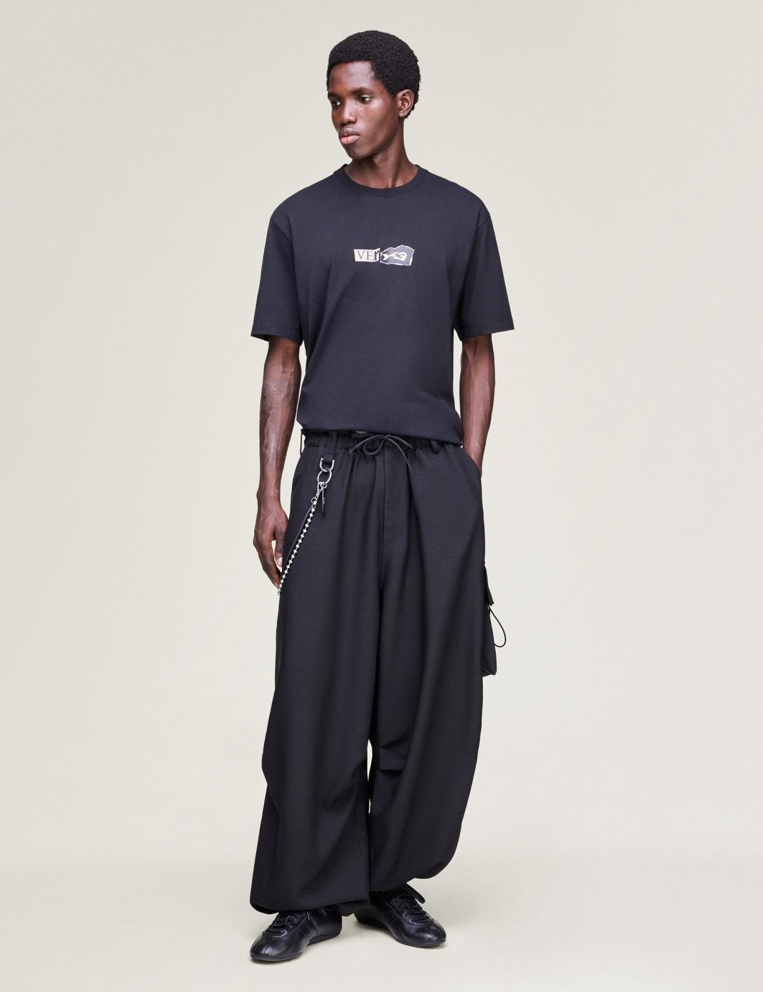 Y-3_GFX_SHORT_SLEEVE_TEE_Black_KQ9750_25_model.jpg