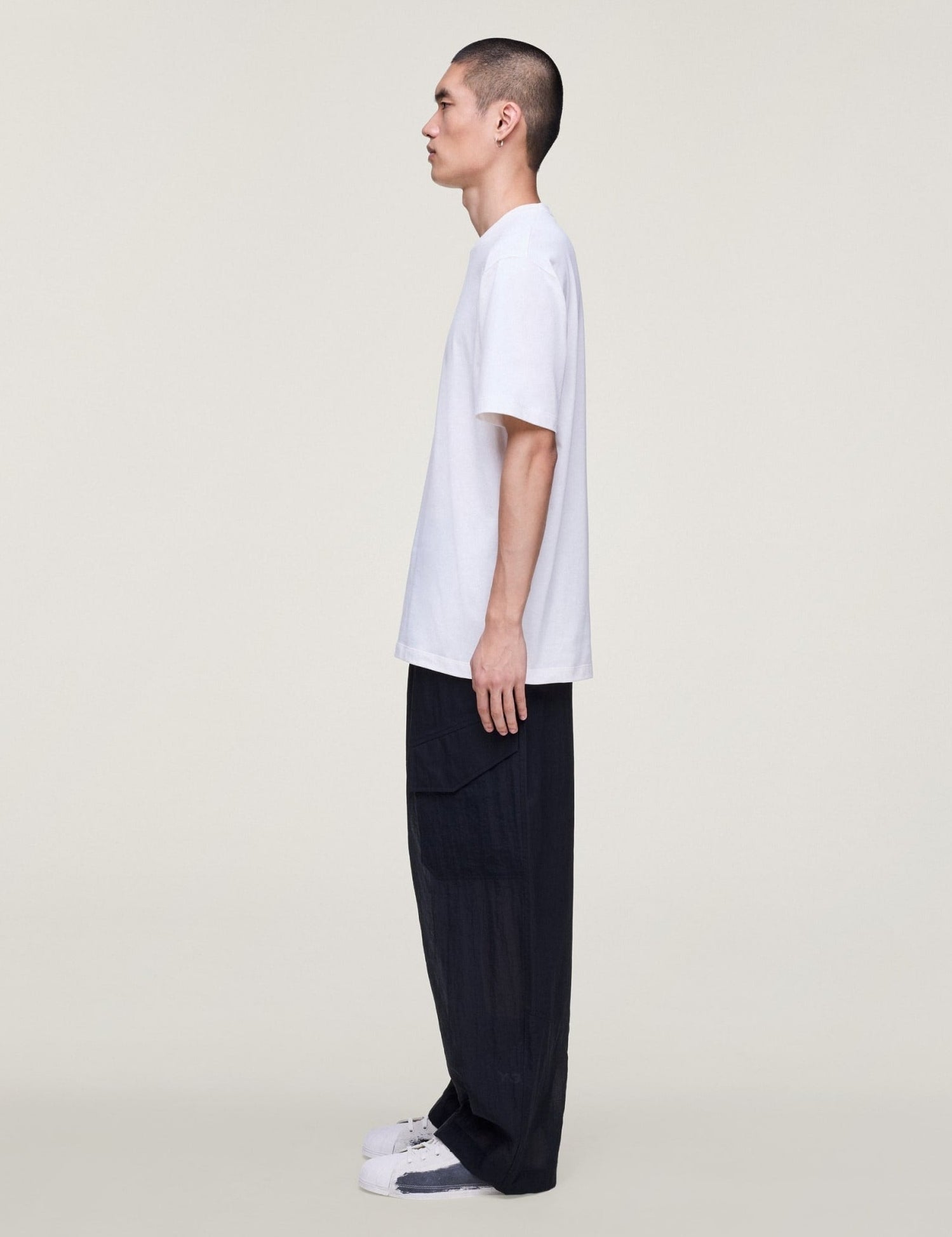 Y-3_GFX_SHORT_SLEEVE_TEE_White_KQ9749_22_model.jpg