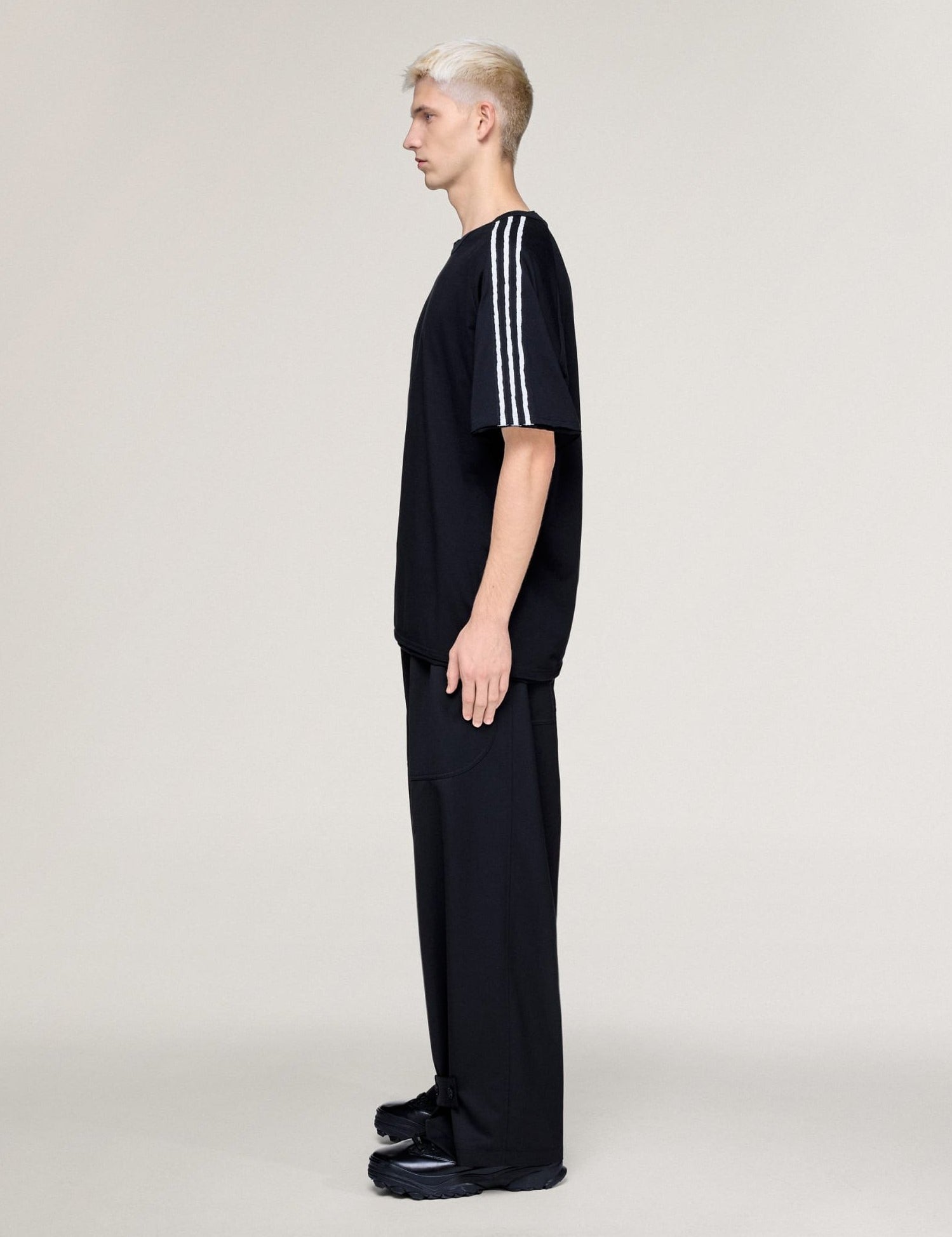 Y-3_RAW_EDGE_3-Stripes_SHORT_SLEEVE_TEE_Black_KQ9793_22_model_hover.jpg