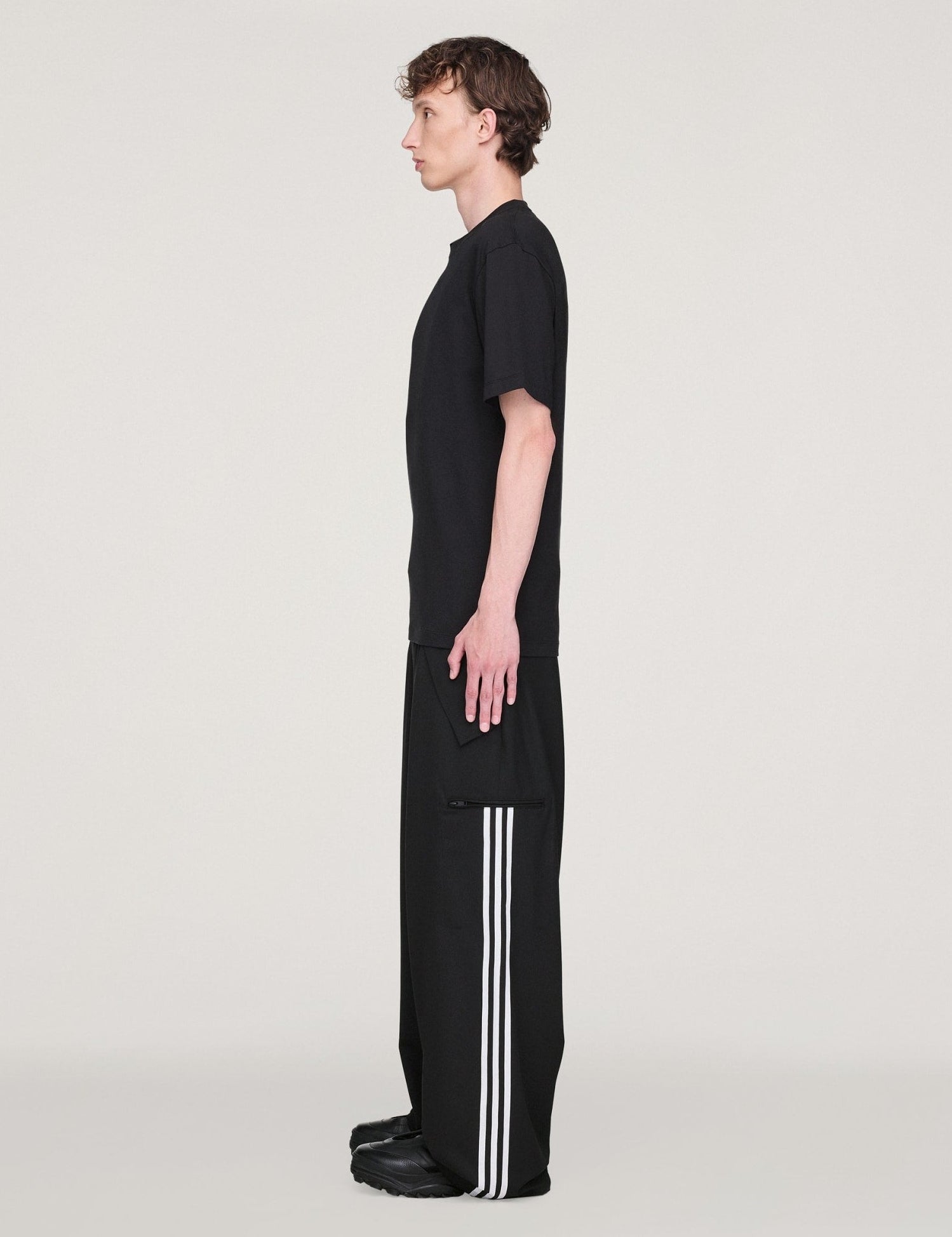 Y-3_REGULAR_SHORT_SLEEVE_TEE_Black_KQ9783_22_model.jpg