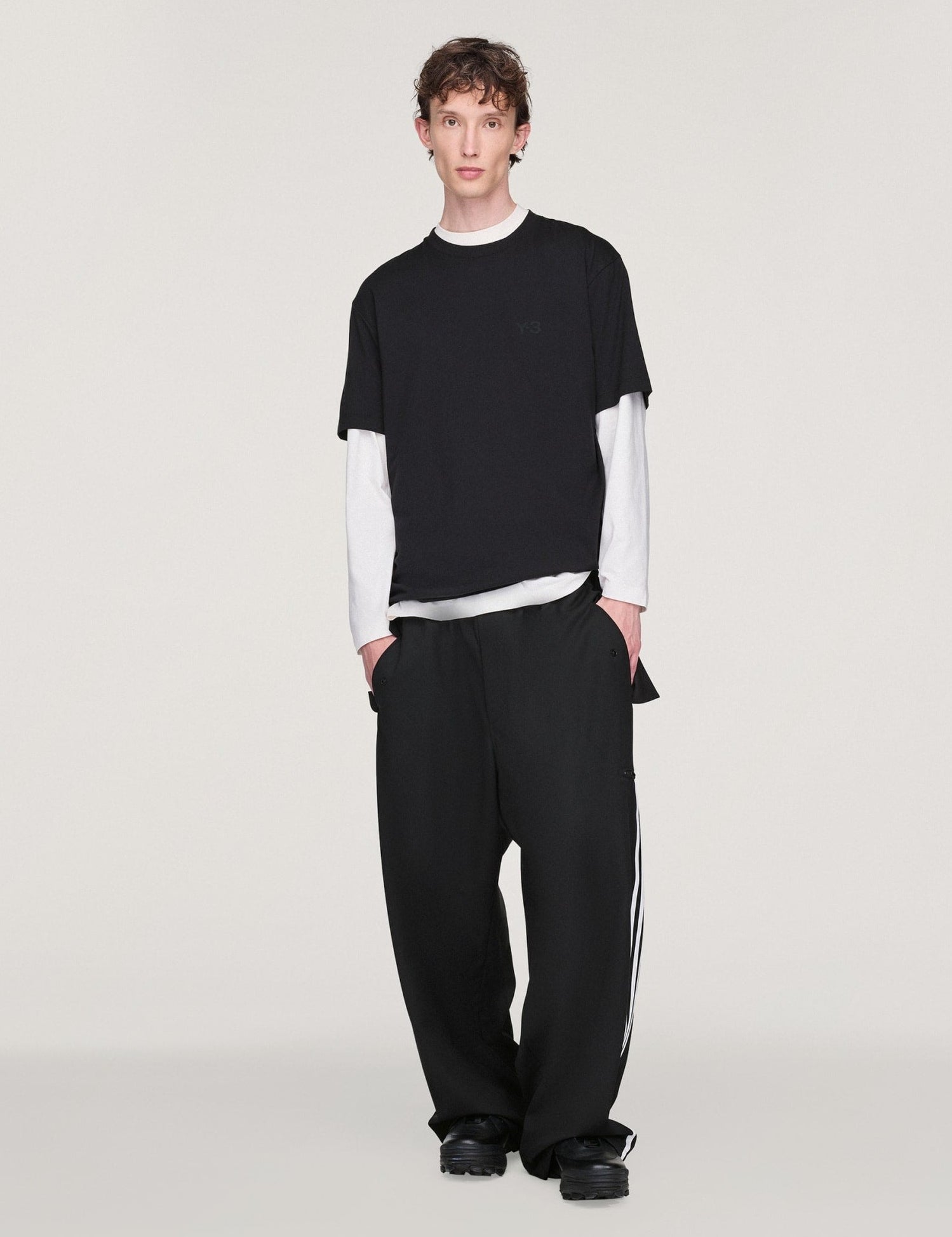 Y-3_REGULAR_SHORT_SLEEVE_TEE_Black_KQ9783_25_model_hover.jpg