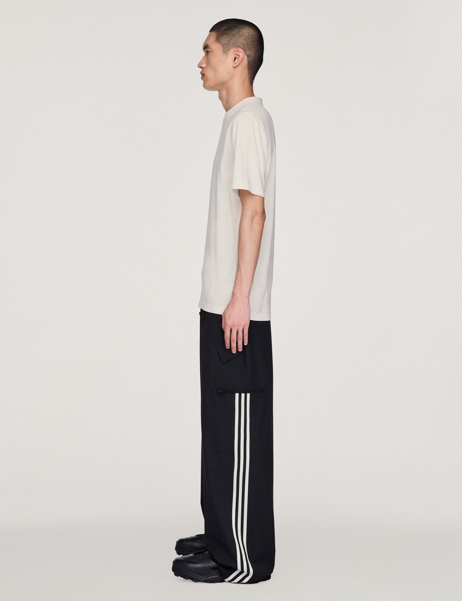 Y-3_REGULAR_SHORT_SLEEVE_TEE_White_KQ9782_22_model.jpg