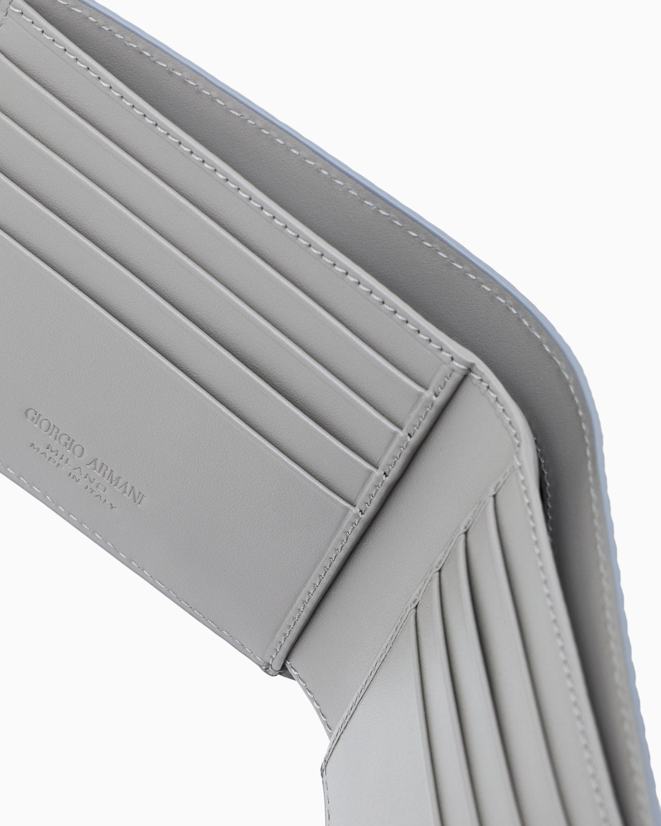 Bifold wallet in embossed leather
