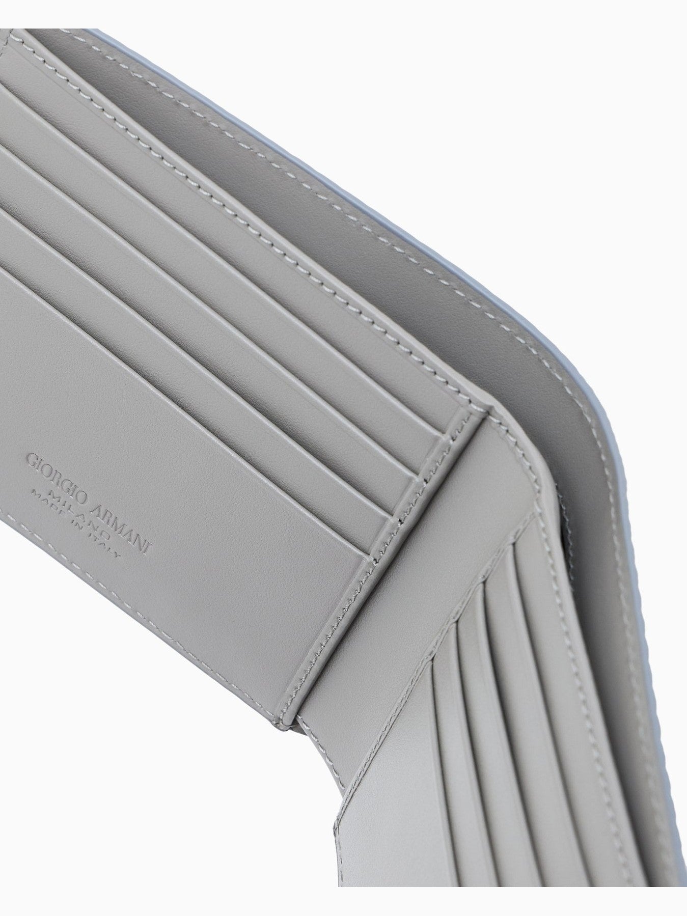 Bifold wallet in embossed leather