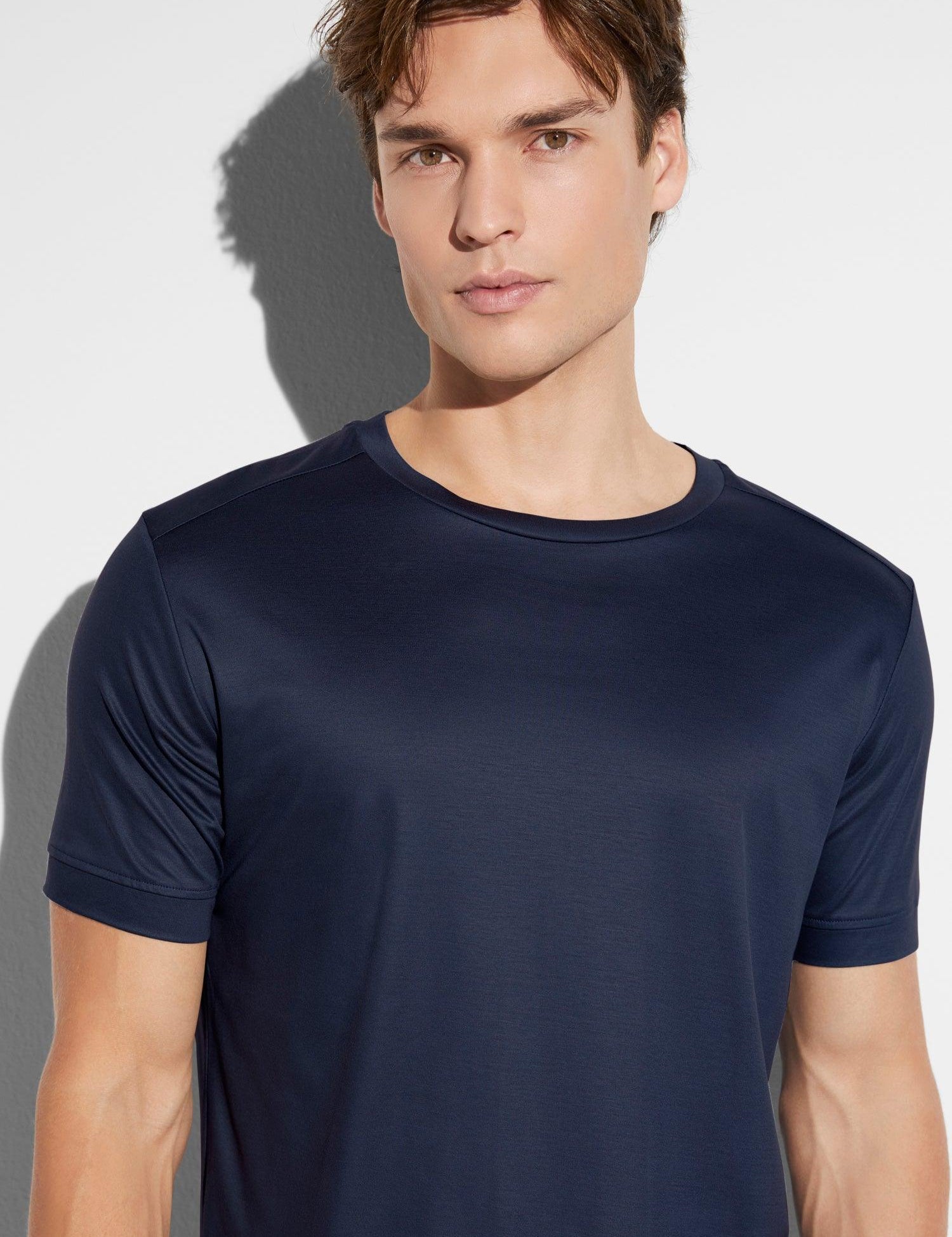 Zimmerli_AW24_18896046-498_model_detail1_2048x_c56fc526-7595-46f2-ba1e-70aad423728c.jpg