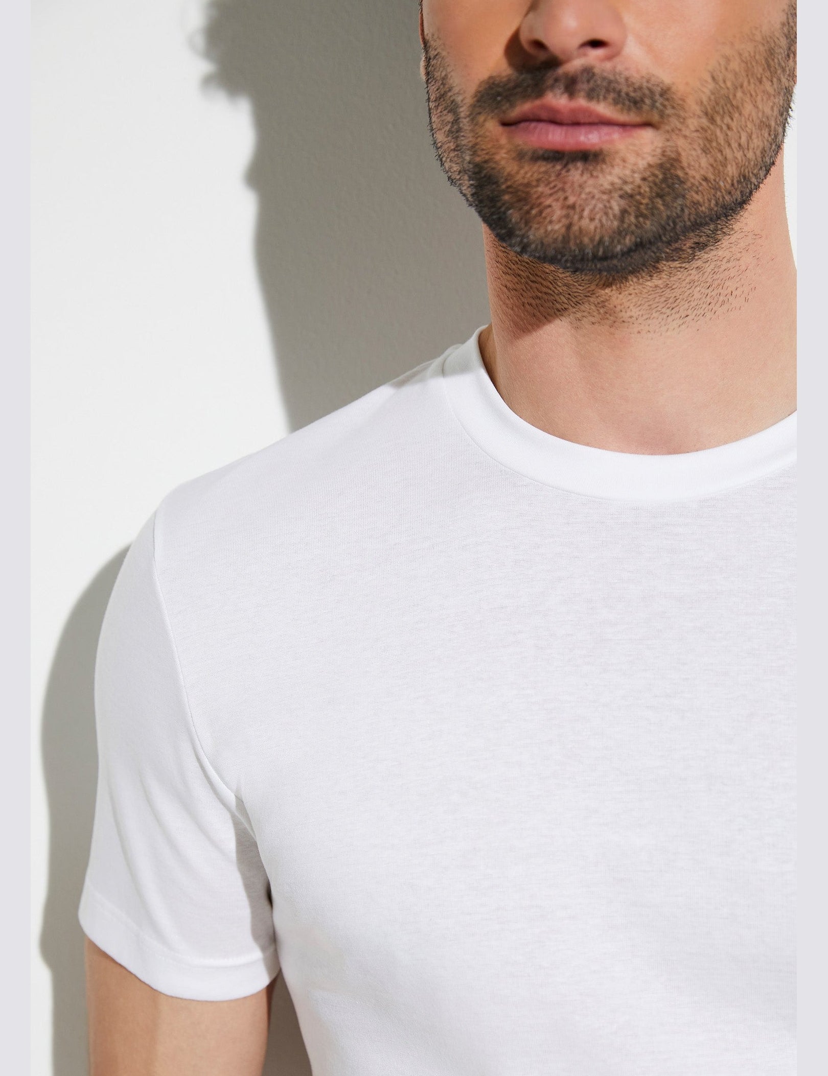 Zimmerli_Essentials_2221473-01_model_detail01_2048x_149c9b6d-e331-4ae5-893d-05c655bcbc63.jpg