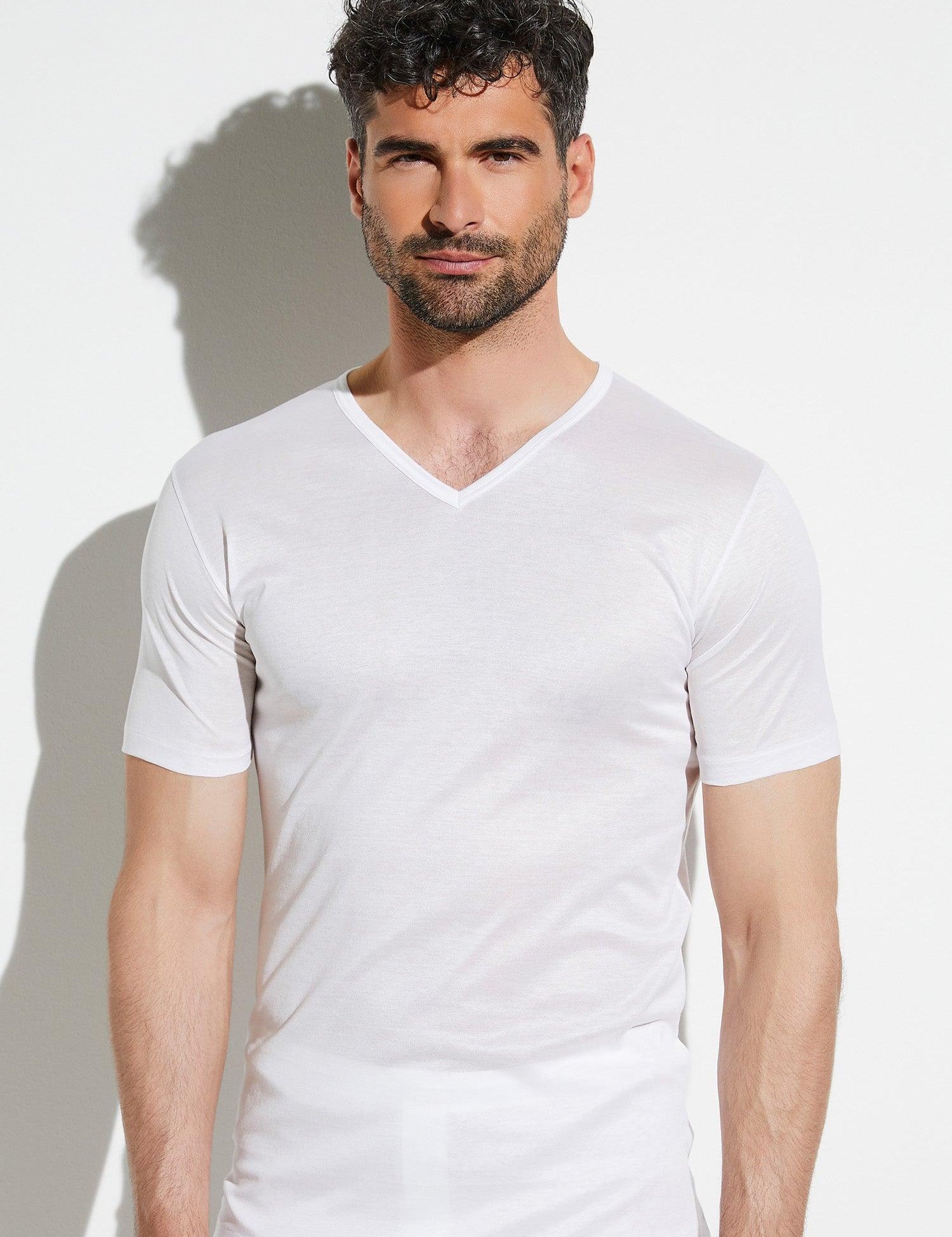 Zimmerli_Essentials_2528122-01_model_front_2048x_c96c747d-f162-43c4-b5f8-d386972a18e1.jpg