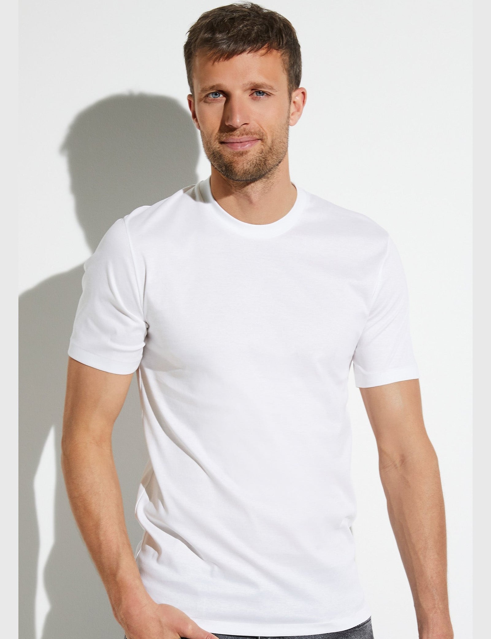 Zimmerli_Essentials_2861447-01_model_front_2048x_c3526f37-938e-4af7-acf3-47446b35d802.jpg