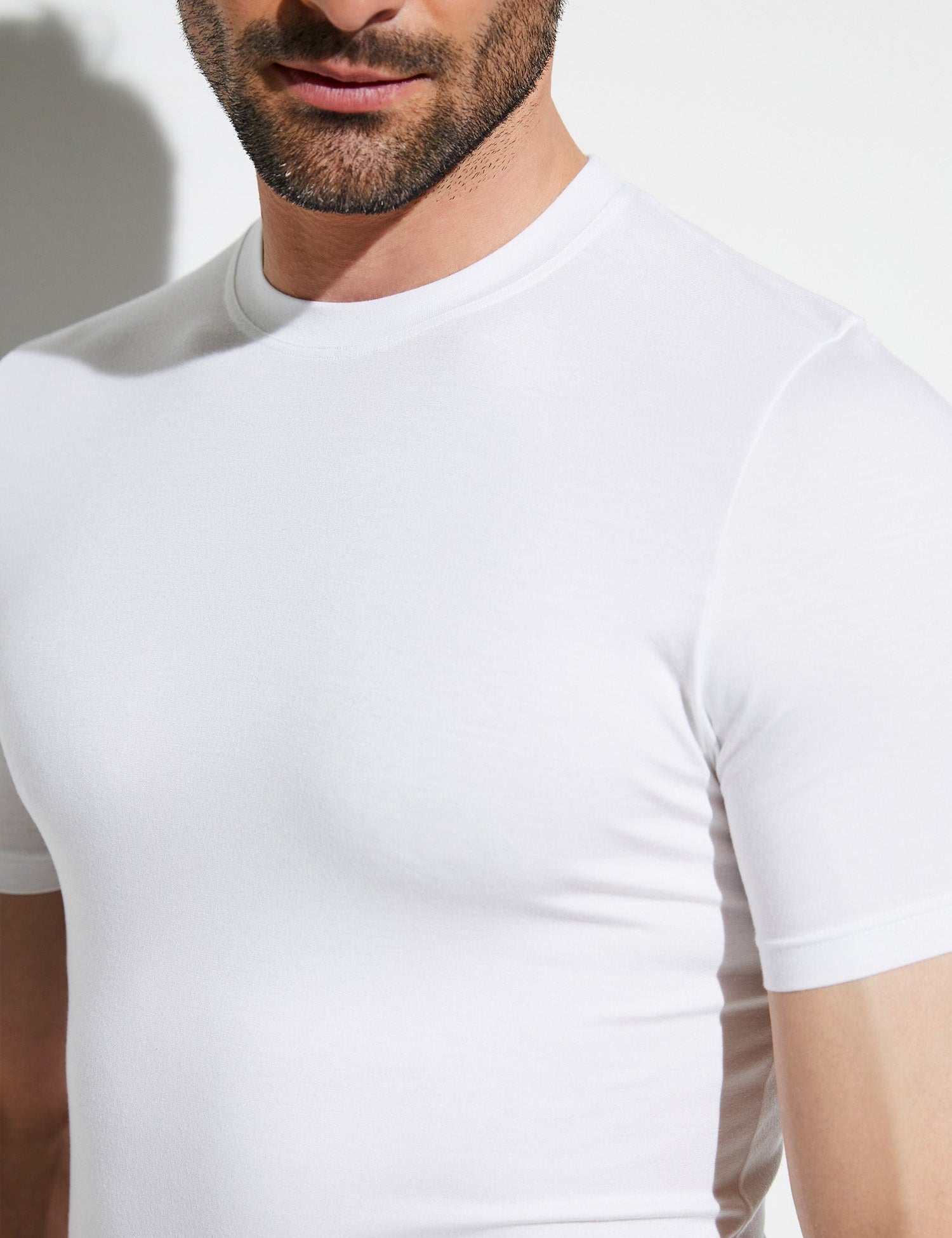 Zimmerli_Essentials_7001341-01_model_detail01_2048x_fee44ea9-610b-4846-b664-0edc01be1c85.jpg