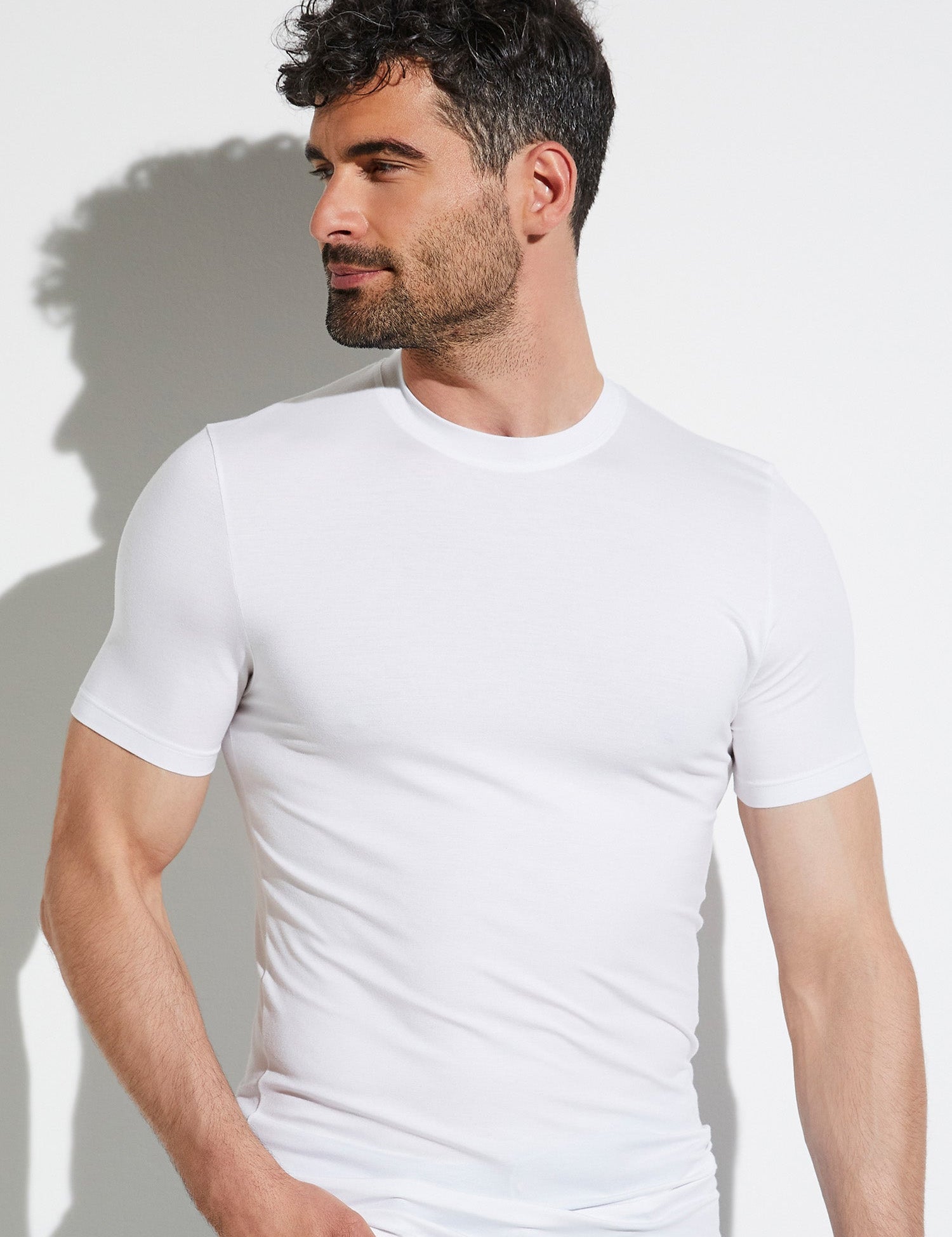 Zimmerli_Essentials_7001341-01_model_front_2048x_b32a6cde-c4a2-4f35-b121-3e6716e00620.jpg