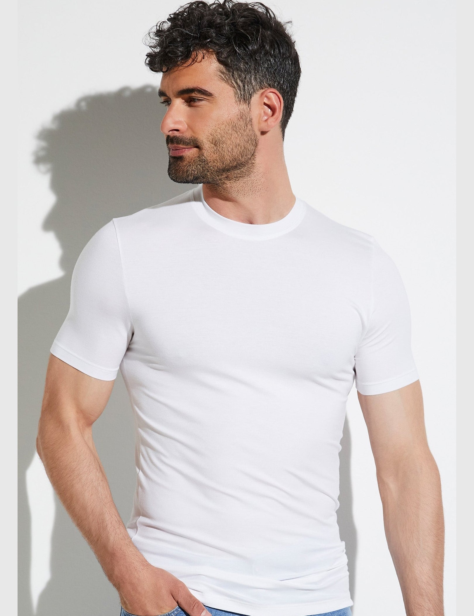 Zimmerli_Essentials_7001341-01_model_front_2048x_b32a6cde-c4a2-4f35-b121-3e6716e00620.jpg