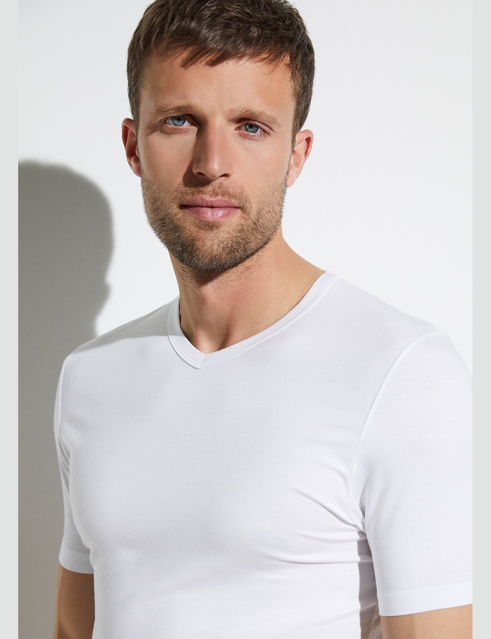 Zimmerli_Essentials_7001346-01_model_detail01_2048x_8788ab9f-1094-436d-a912-d3d23519cb35.jpg