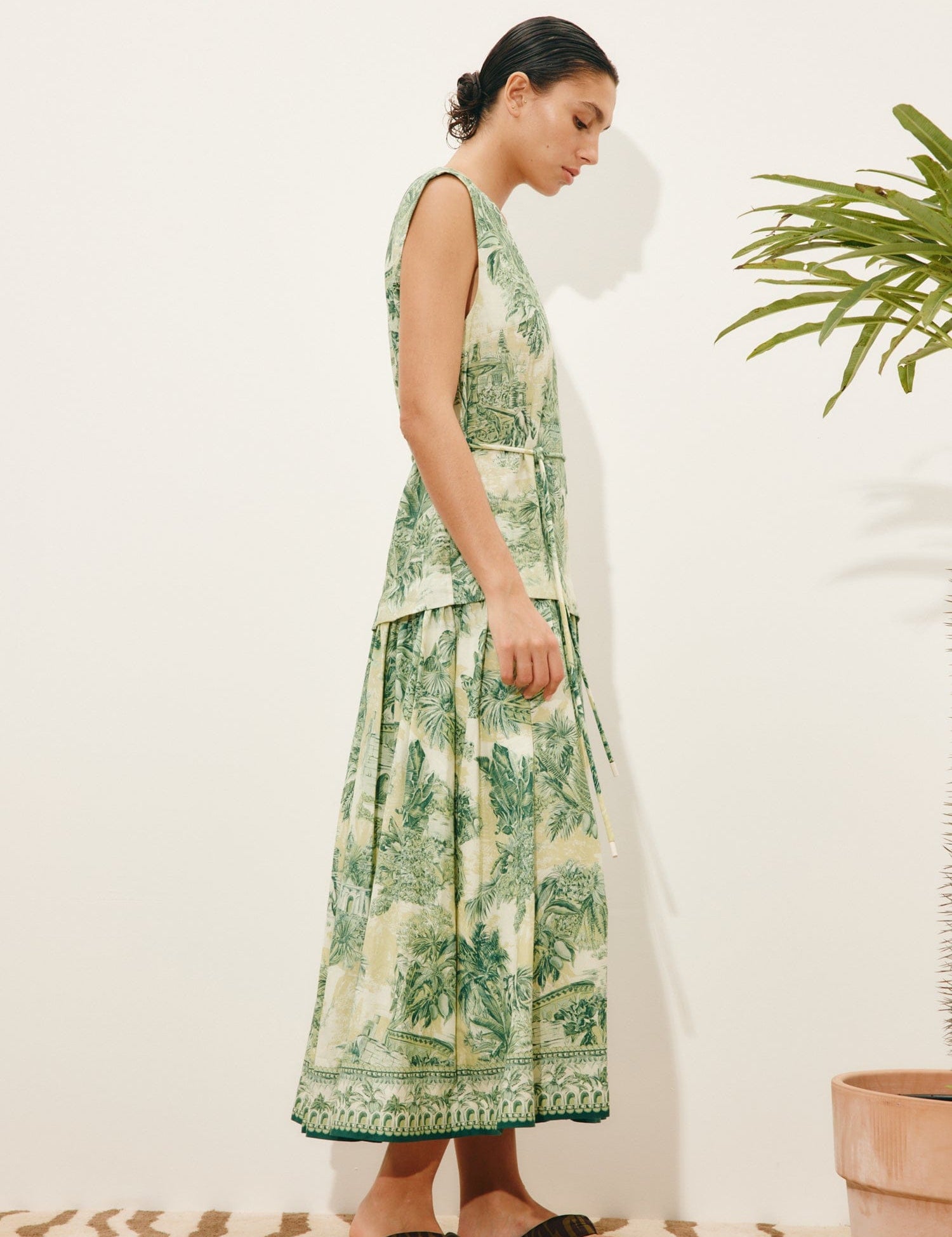 alemais-sustainable-dress-midi-sara-midi-dress-1217241885_6000x_2f7fb93f-c282-4016-b98f-cdfc24881130.jpg