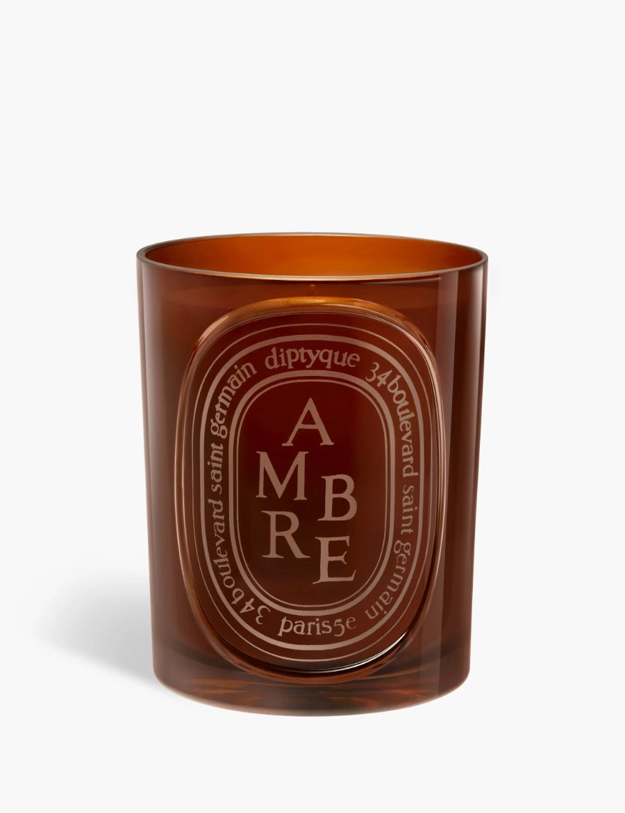bougie-ambre-300g_classic-candle-revamp-2026_aba3_rvb_hd_fond-gris_spec-ecom_2292x3055px_1_diptyque.webp