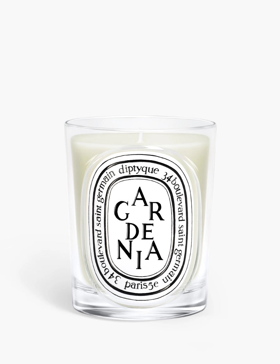 bougie-gardenia-190g_classic-candle-revamp-2026_ga2_rvb_hd_fond-gris_spec-ecom_2292x3055px_1_diptyque.webp