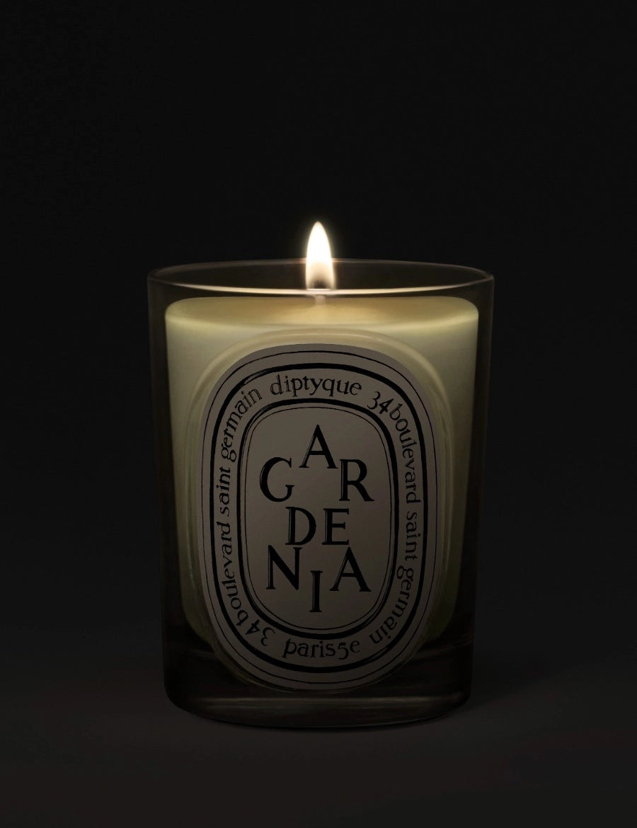 bougie-gardenia-190g_classic-candle-revamp-2026_ga2_rvb_hd_spec-ecom_2292x3055px_2_diptyque.webp