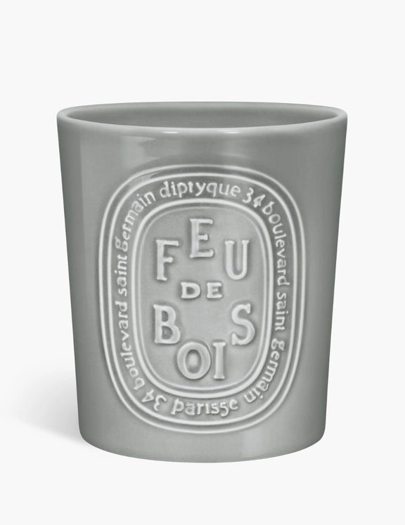bougie-gm_feu-de-bois-wood-fire-candle-600g-fb600_fond-gris_spec-ecom_1_diptyque_1.webp