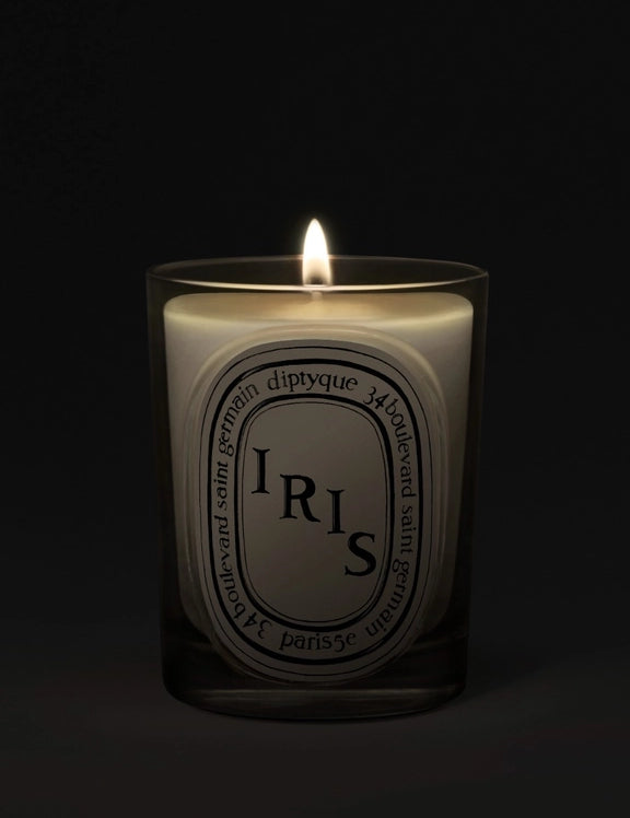 bougie-iris-190g_classic-candle-revamp-2026_i2_rvb_hd_spec-ecom_2292x3055px_2_diptyque.webp