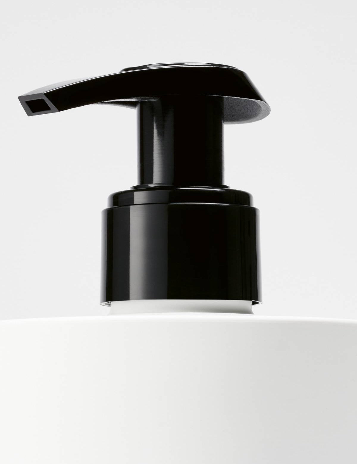 byr_ecom_25_handlotion_detail_2800_x_2800.jpg