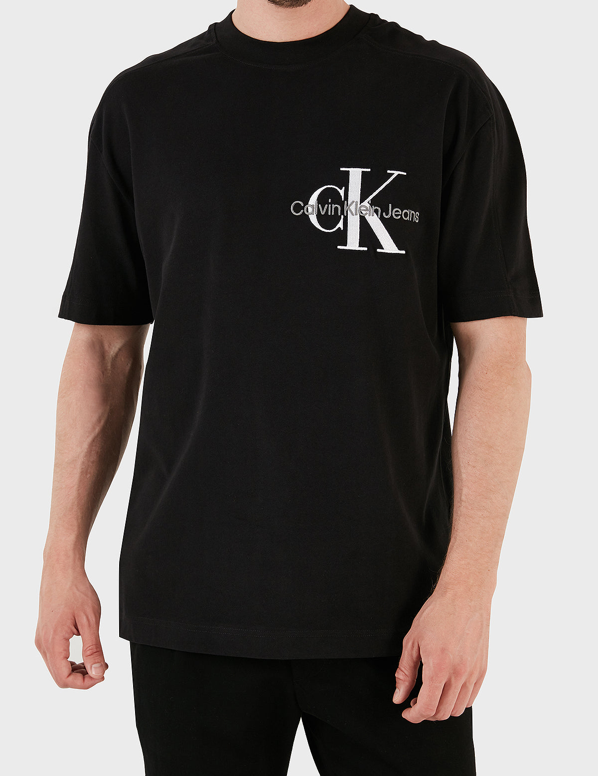 calvin-klein-pamuklu-regular-fit-bisiklet-yaka-j30j323494beh-erkek-t-shirt-j30j323494-beh-siyah-2750788-42-B.jpg