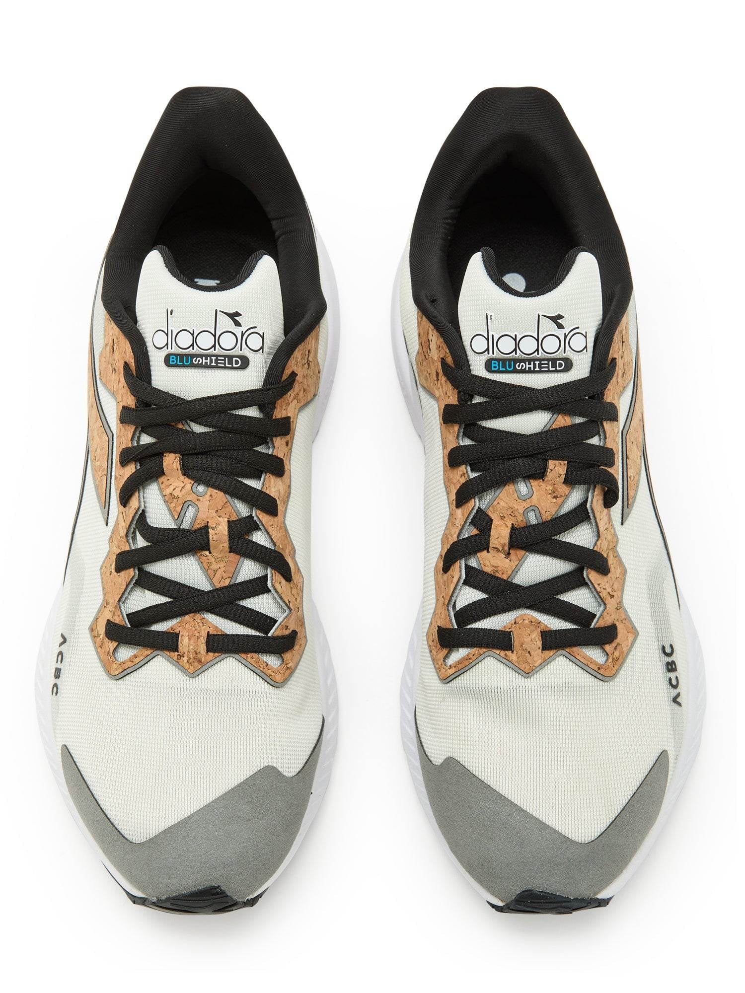 DIADORA UNISEX MYTHOS BLUSHIELD VOLO 3