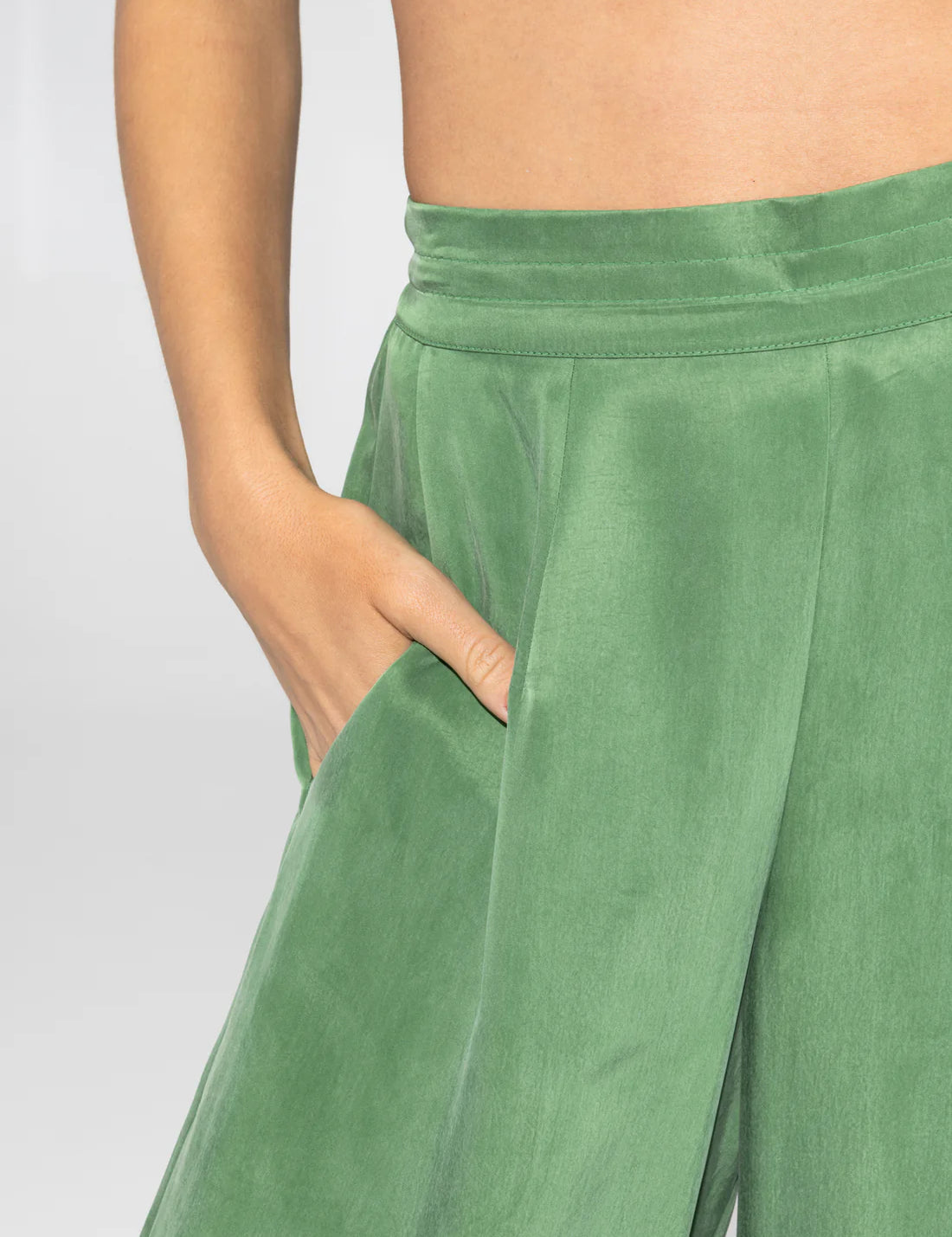 harper-pants-vert-detail_17ea10a6-da29-42c8-a2c7-9958ba78754b.webp