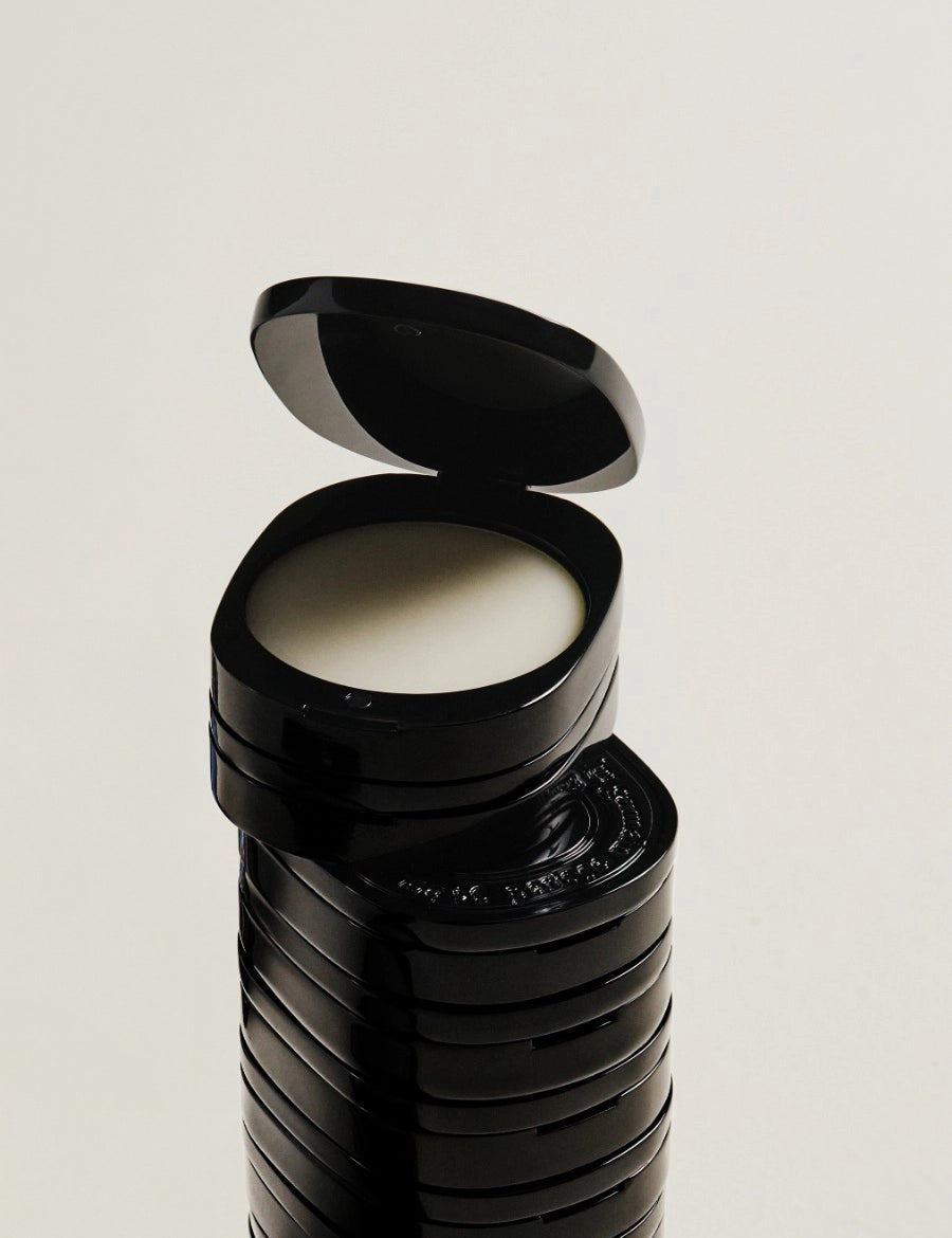 parfums-solide_visuel_multi-produits_2_220_14_rvb_3x4_2025_x_2700px_vue-alt-pdp_diptyque.webp