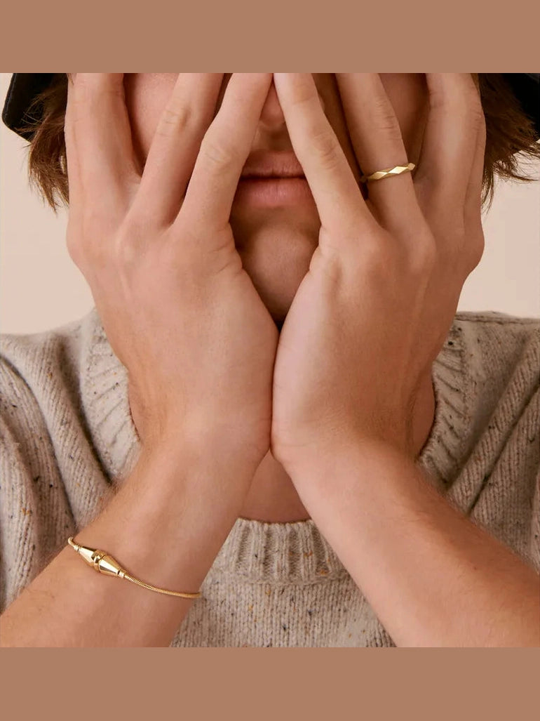 Facette yellow gold wedding band